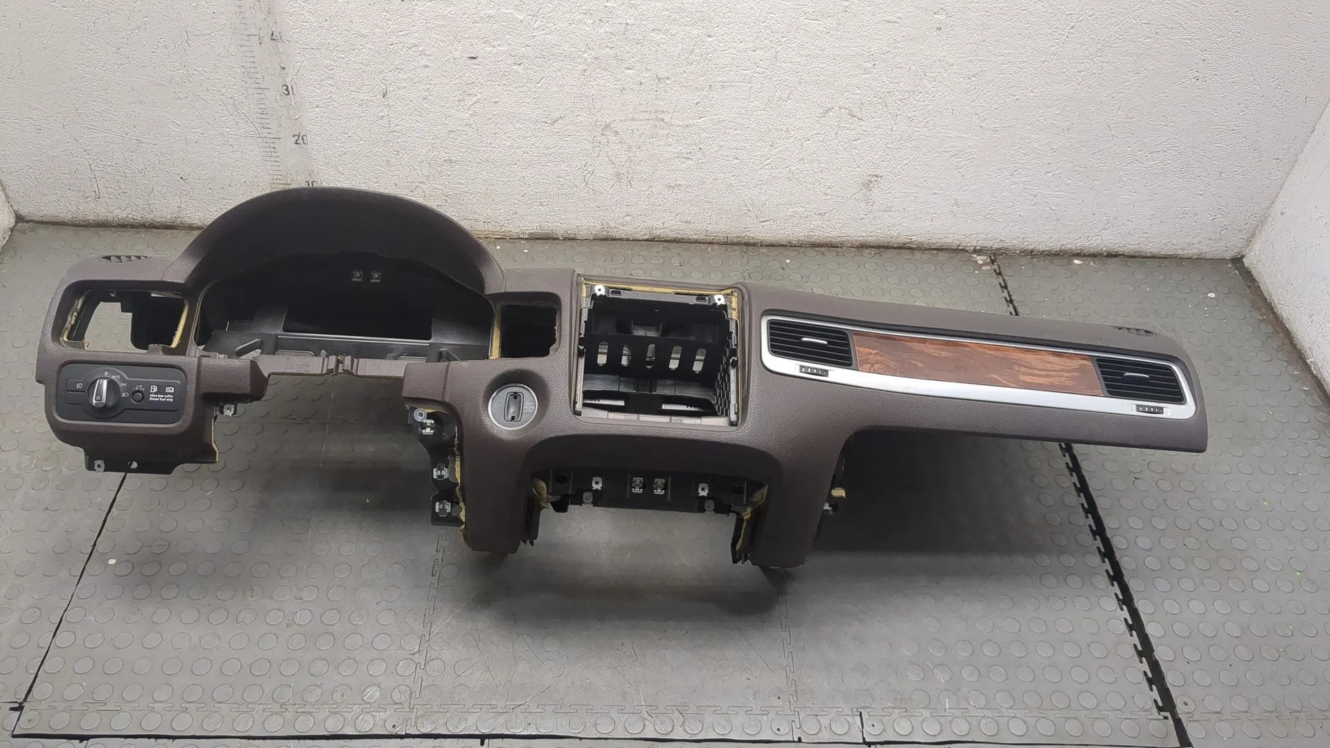 Панель передняя салона (торпедо) Volkswagen Touareg 2010-2014 КПП автомат 4х4 (АКПП) CATA Дизель 3 л TDI