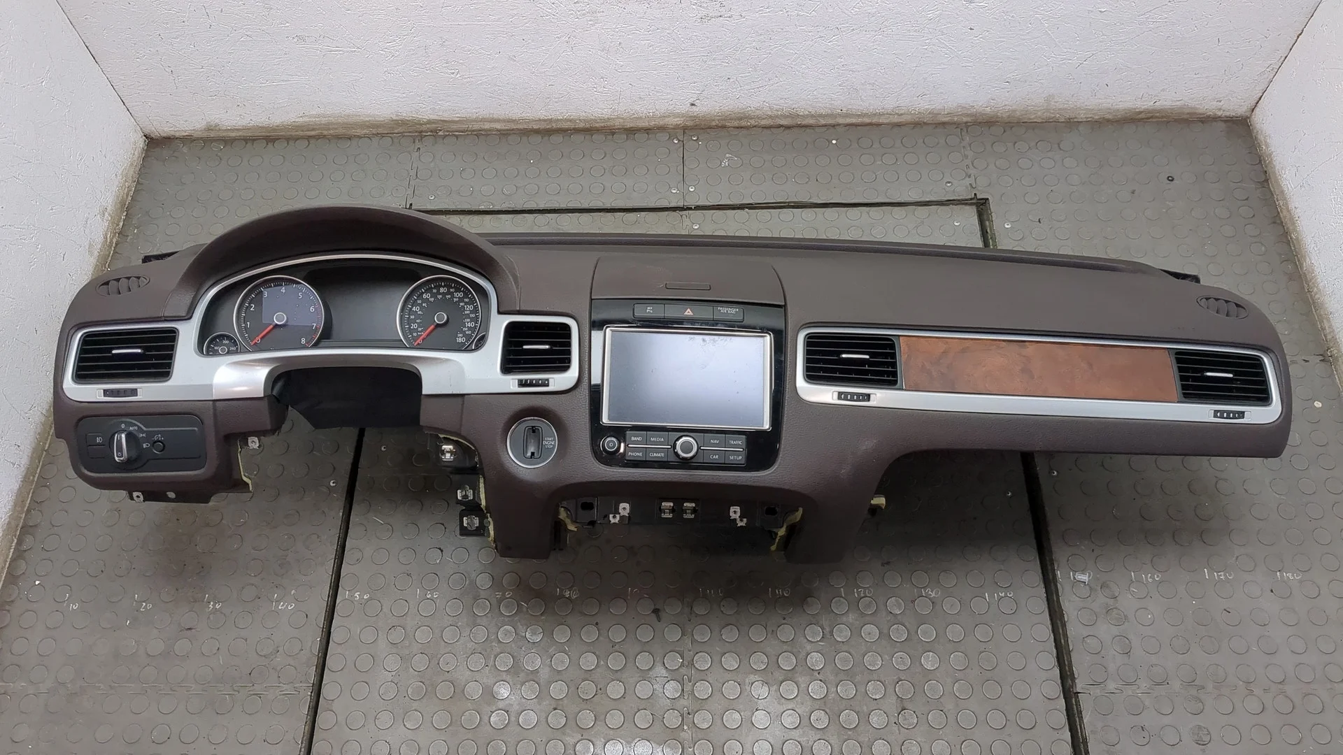 Панель передняя салона (торпедо) Volkswagen Touareg 2010-2014 КПП автомат 4х4 (АКПП) CGFA Гибридный 3 л FSI