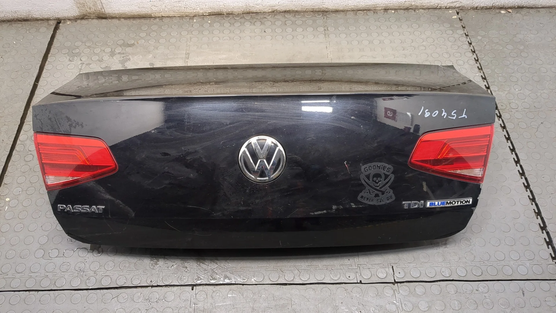 Крышка (дверь) багажника Volkswagen Passat 8 2015-2025 КПП 6-ст.мех.(МКПП) DCZA Дизель 1.6 л TDI