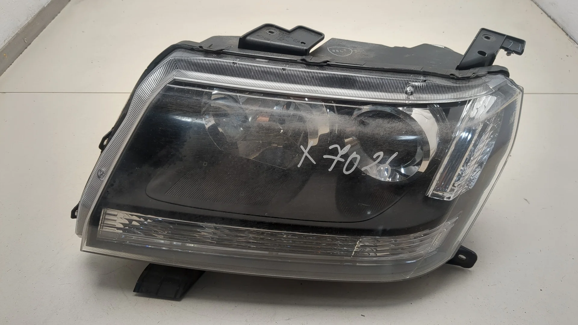 Фара (передняя) Suzuki Grand Vitara 2005-2016 КПП 5-ст.мех 4х4 (МКПП) F9Q Дизель 1.9 л DCI