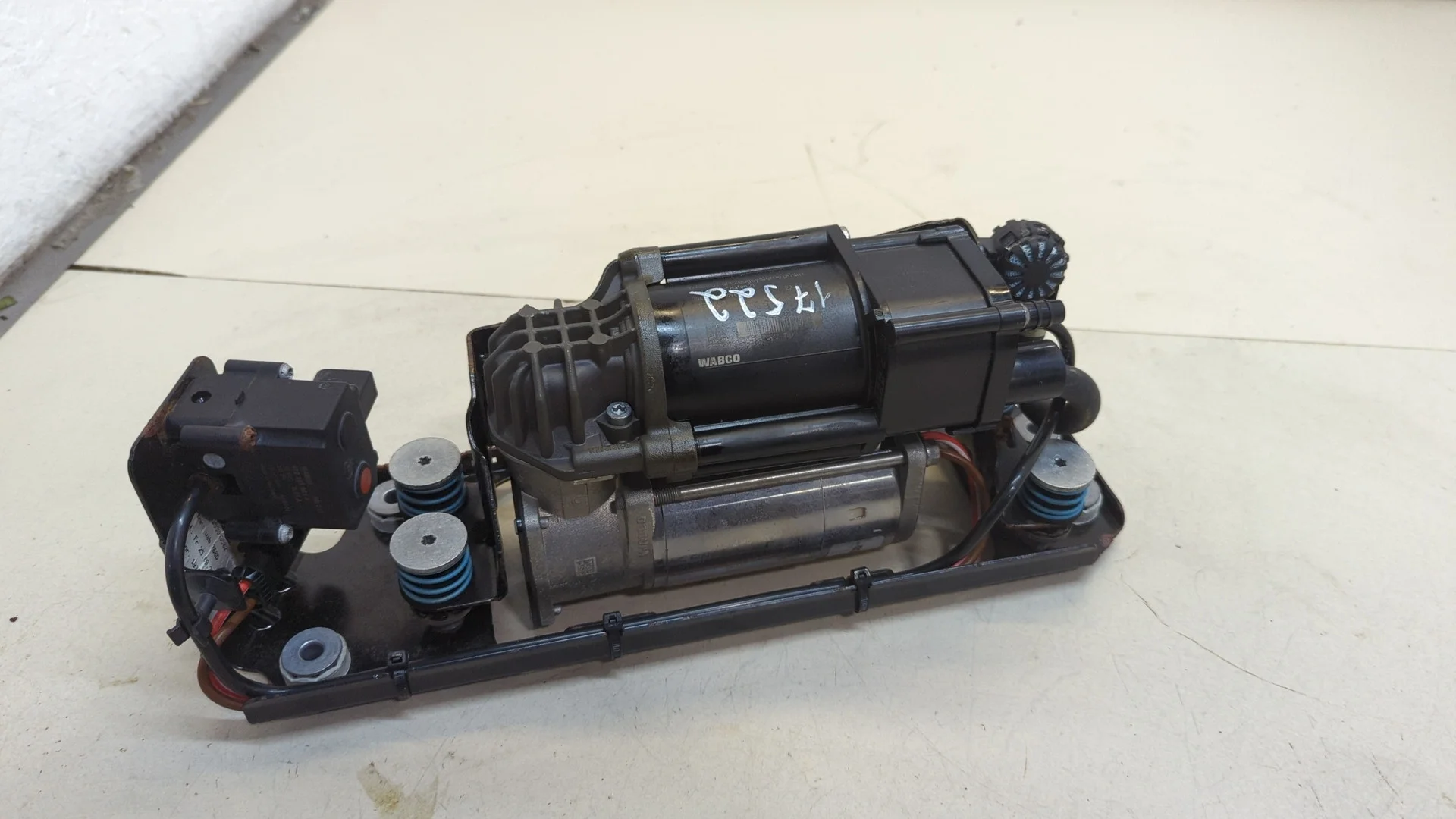 Компрессор воздушный (пневмоподвески) BMW 7 F01 2008-2015 КПП автомат 4х4 (АКПП) N63B44A Бензин 4.4 л Турбо-инжектор