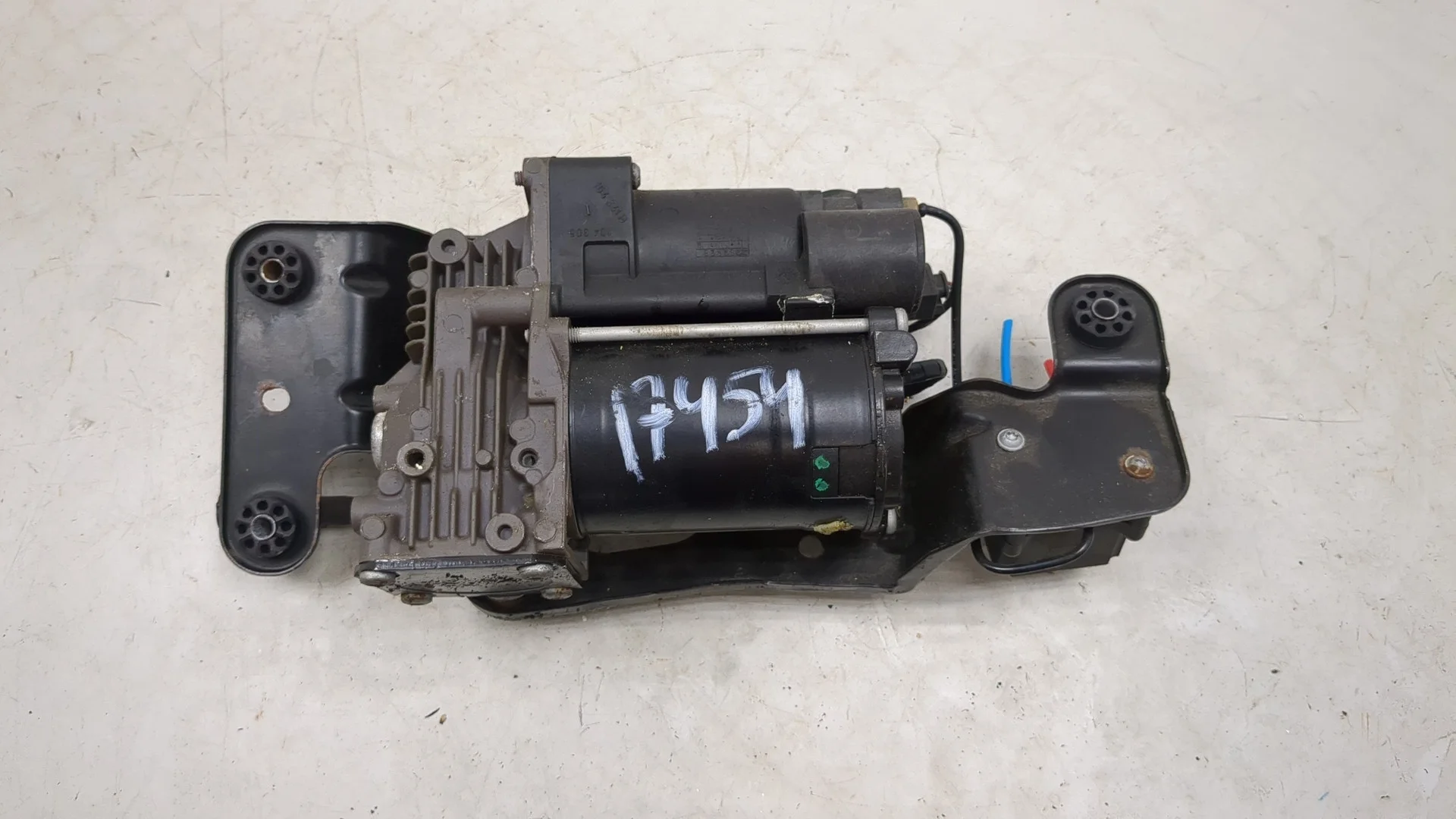 Компрессор воздушный (пневмоподвески) BMW X6 E71 2007-2014 КПП автомат 4х4 (АКПП) N63B44A Бензин 4.4 л Турбо-инжектор