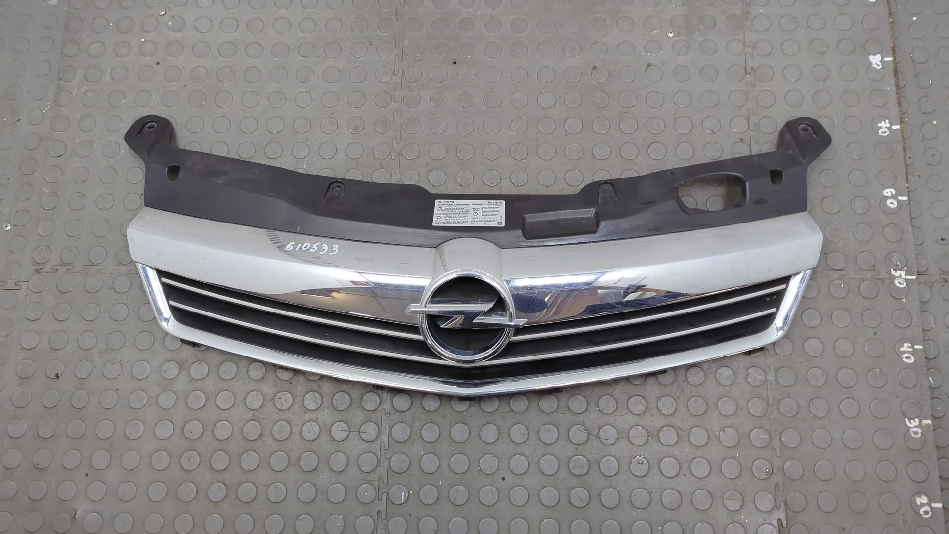 Решетка радиатора Opel Astra H 2004-2010 КПП 5-ст.мех.(МКПП) Z14XEP Бензин 1.4 л Инжектор
