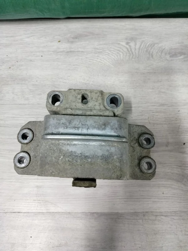 Подушка крепления двигателя передняя левая Volkswagen Passat 2013 B7