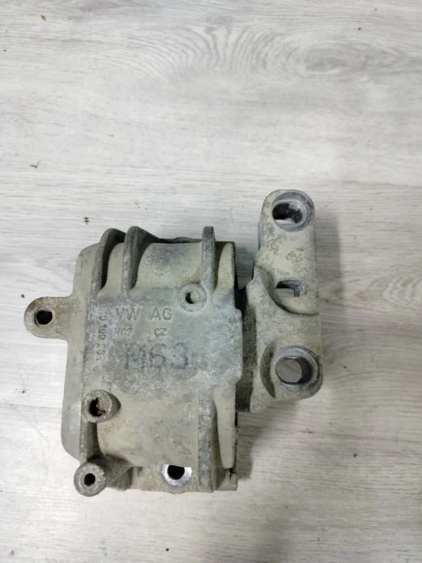 Подушка крепления двигателя передняя правая Volkswagen Passat 2013 B7