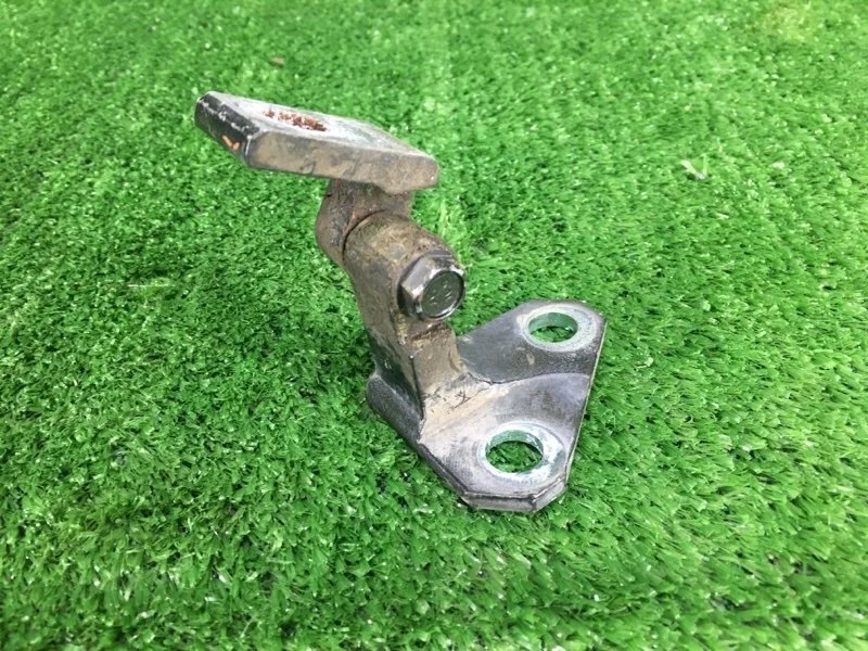 Петля двери передняя правая верхняя Volkswagen Passat 2013 B7