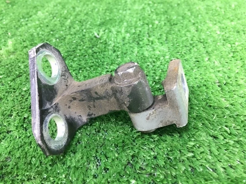 Петля задняя правая верхняя Volkswagen Passat 2013 B7