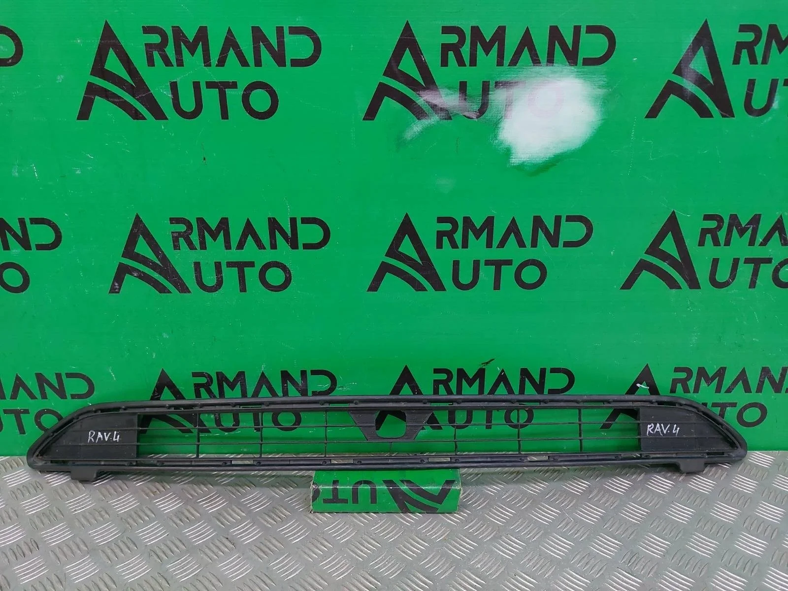 Решетка бампера верхняя Toyota RAV4 2015-2019 CA40