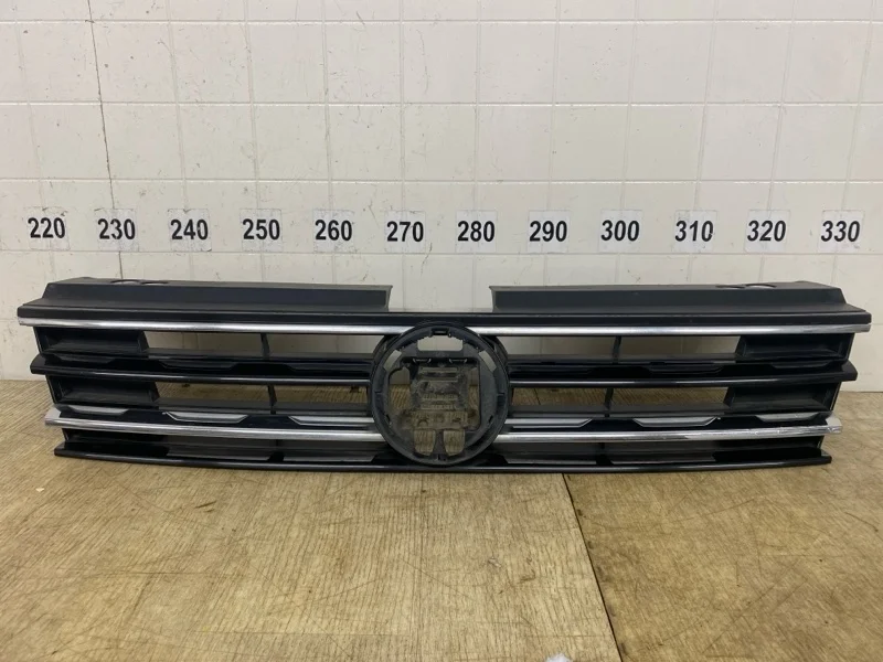 Решетка радиатора Volkswagen Tiguan 2016 2017 2018 2019 2020 5NA853653