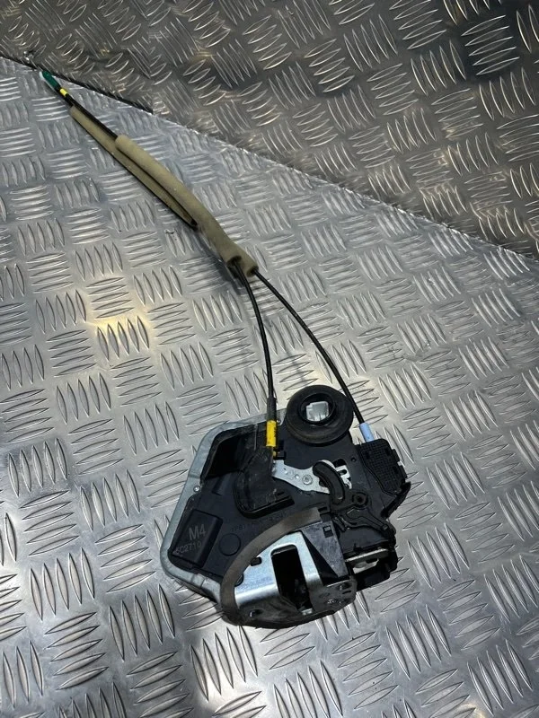 Замок двери задней левой Toyota Land Cruiser 2015 6906060110 URJ200 1VD-FTV 4.5