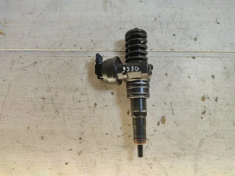Форсунка топливная Volkswagen Passat 038130073AG B5 AVF