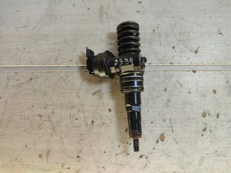 Форсунка топливная Volkswagen Passat 038130073AJ B5 AVF