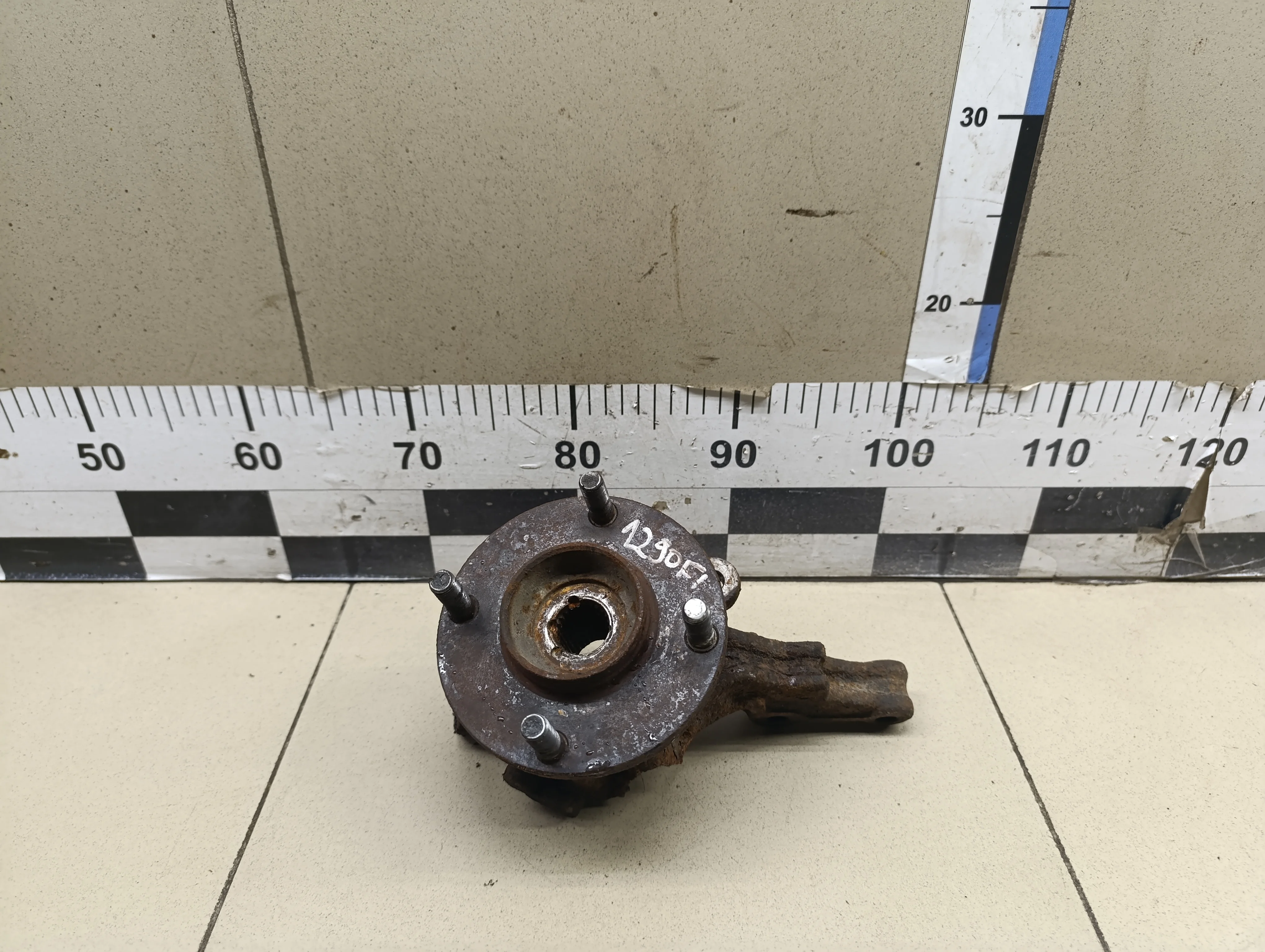 Кулак поворотный передний левый Almera N16 2000-2006