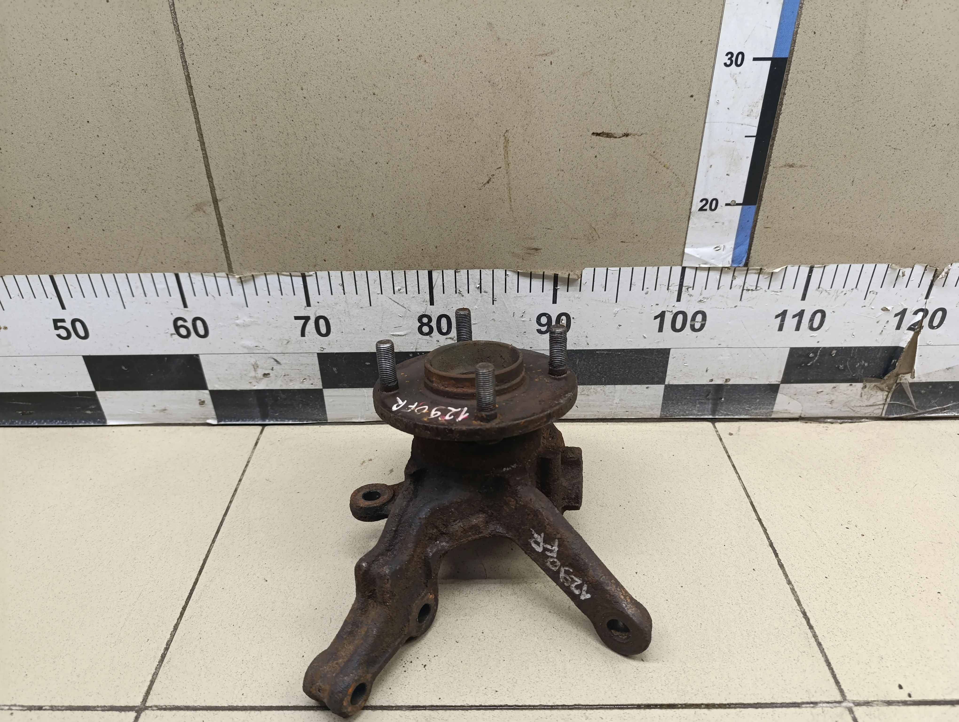 Кулак поворотный передний правый Almera N16 2000-2006