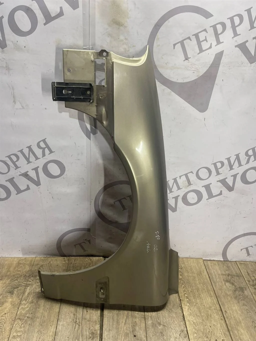 Крыло переднее левое