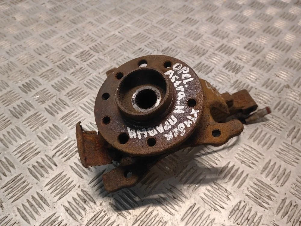 Кулак передний правый Opel Astra H