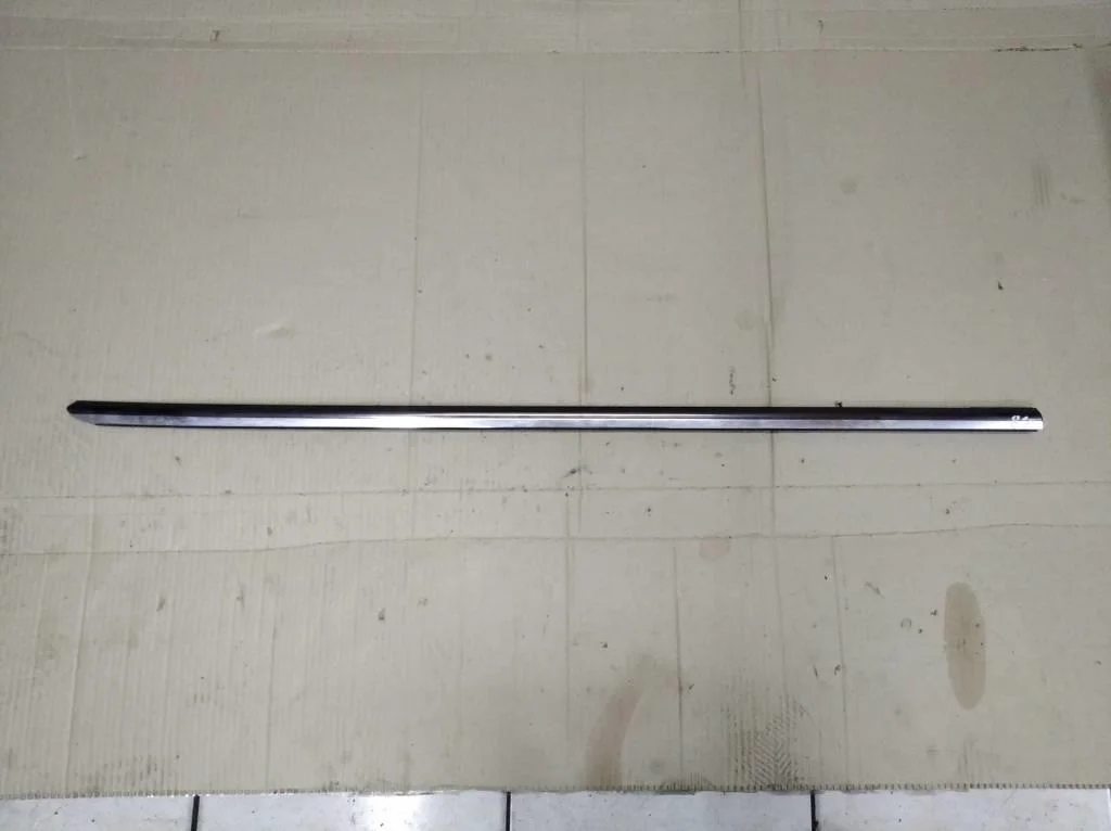 Молдинг стекла двери Mercedes-Benz