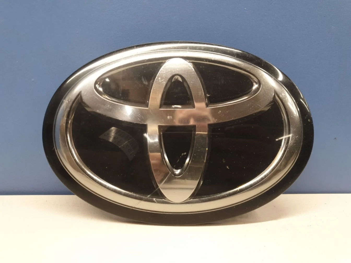 Эмблема решетки радиатора для Toyota RAV 4 2013-2019