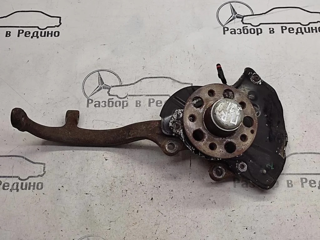 Кулак поворотный передний правый Mercedes-Benz