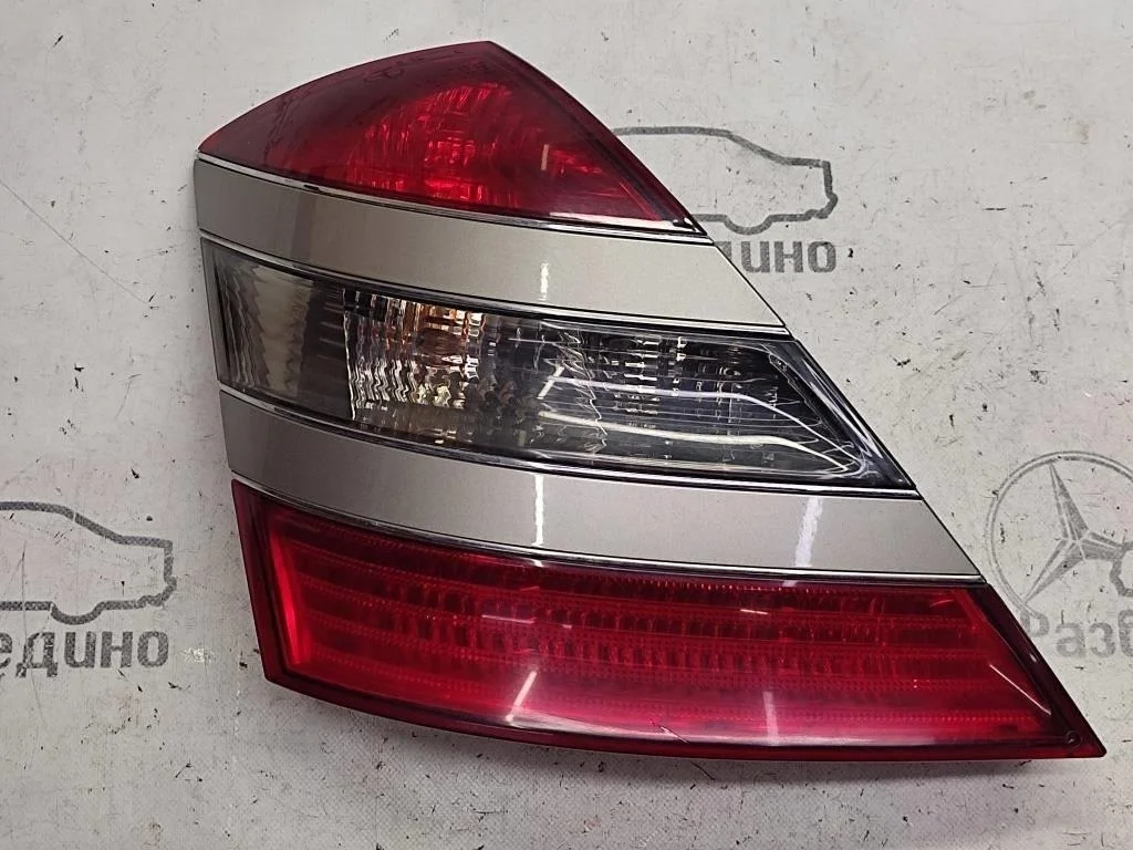 Фонарь задний левый Mercedes-Benz