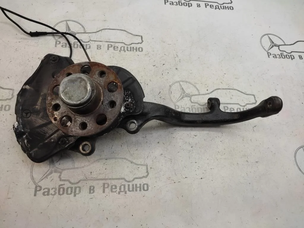 Кулак поворотный передний левый Mercedes-Benz