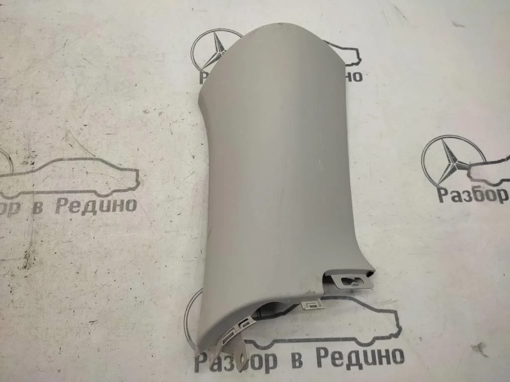 Накладка задней стойки Mercedes-Benz