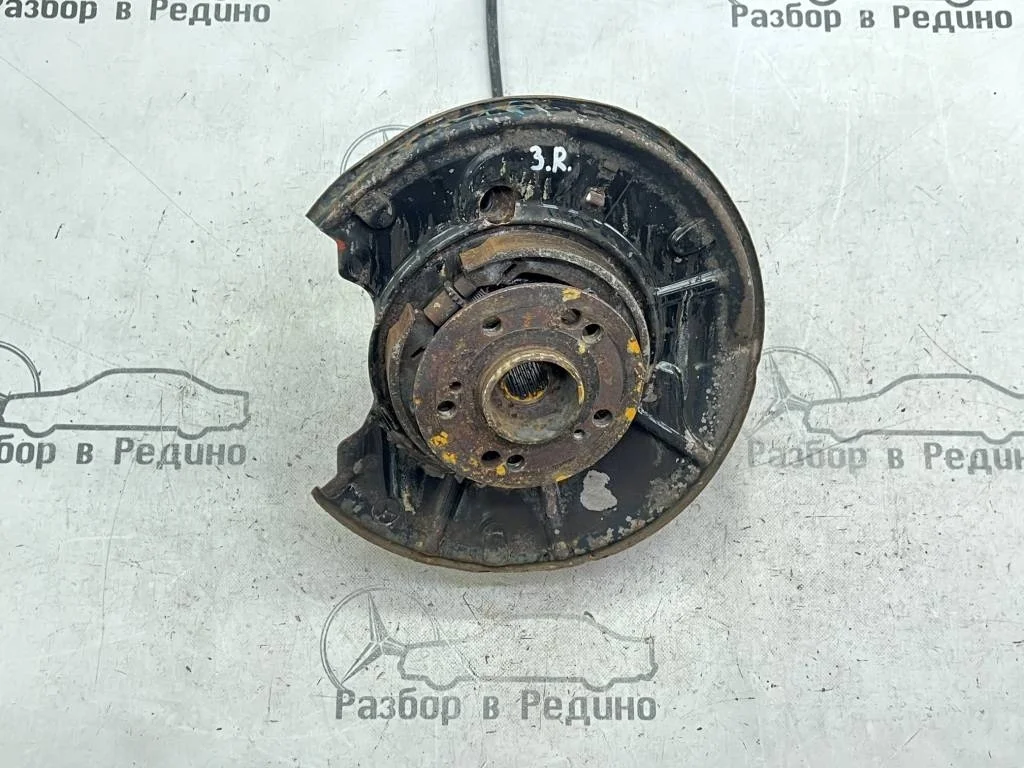 Кулак подвески задний правый Mercedes-Benz