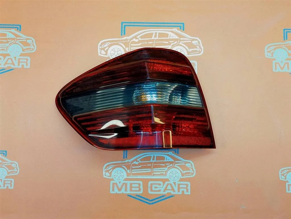 Фонарь задний левый Mercedes-Benz