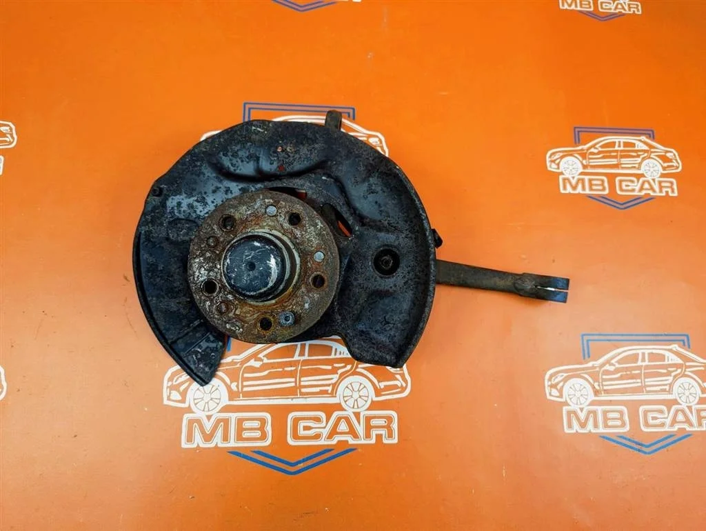 Кулак поворотный передний правый Mercedes-Benz