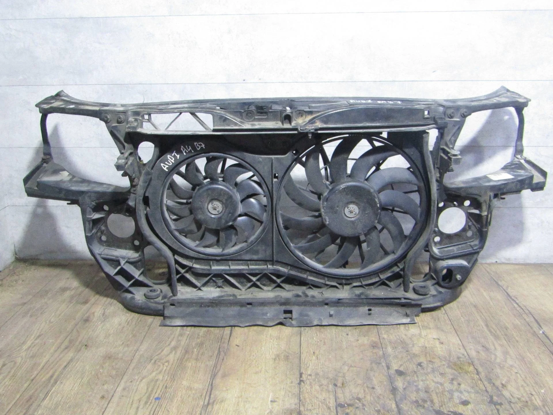 передняя панель (телевизор) Audi A4 B7