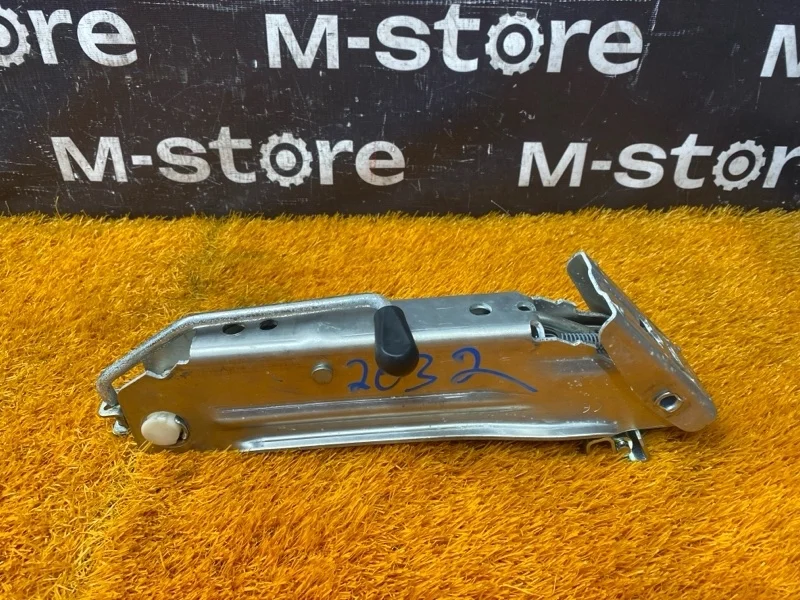 Домкрат Audi A4 2008 8E0011031M B7 ALT