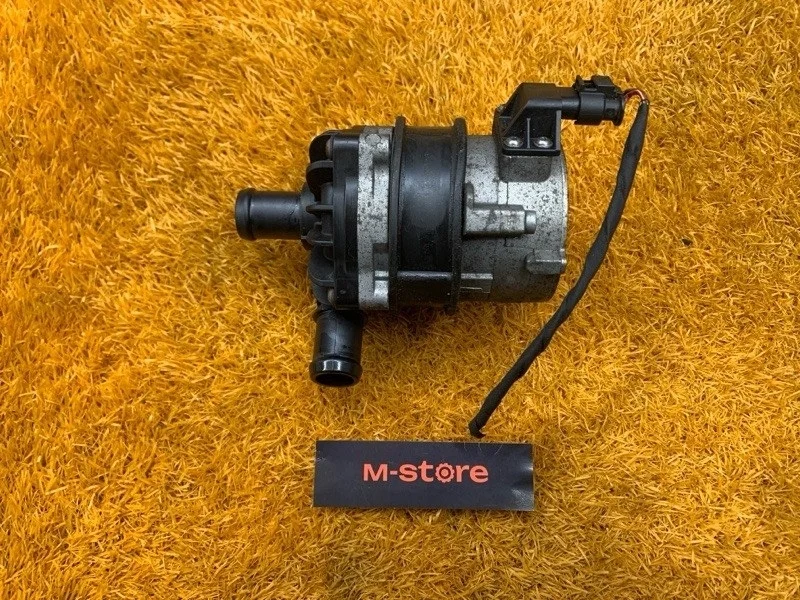 Помпа дополнительная Audi A8 2012 8K0965567 4H/D4 CGWD