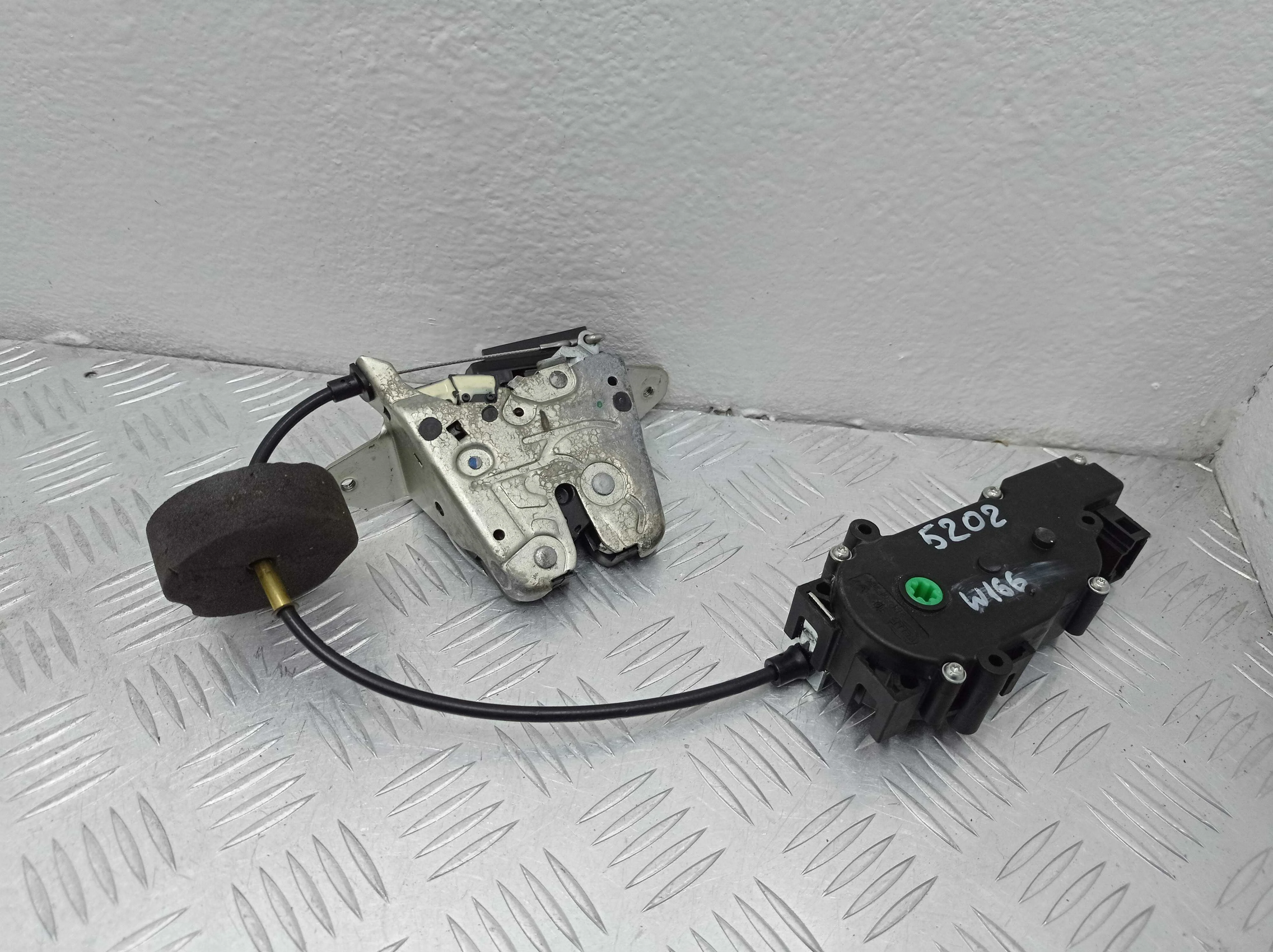 Замок багажника Mercedes GLS (X166) 2015 - 2019 бензин 3.0 Автомат