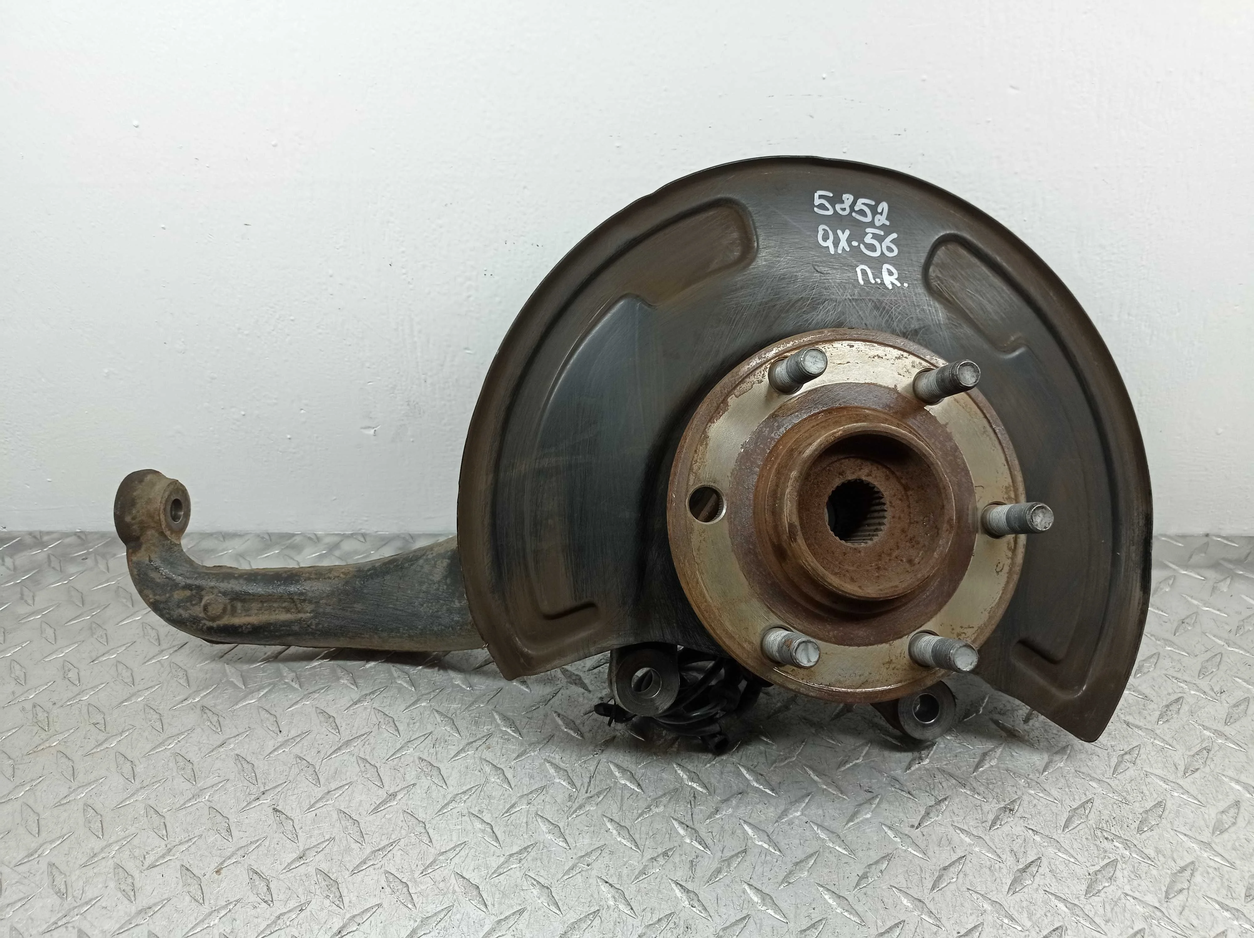 Кулак поворотный правый Infiniti QX56 (Z62) 2010 - 2013 бензин 5.6 Автомат