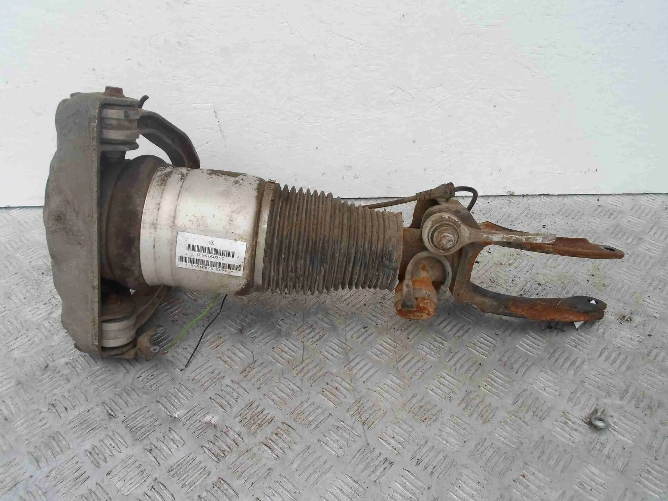 Амортизатор передний левый Volkswagen Touareg I  Рестайлинг (7L) 2007 - 2010 бензин 4.2 Автомат