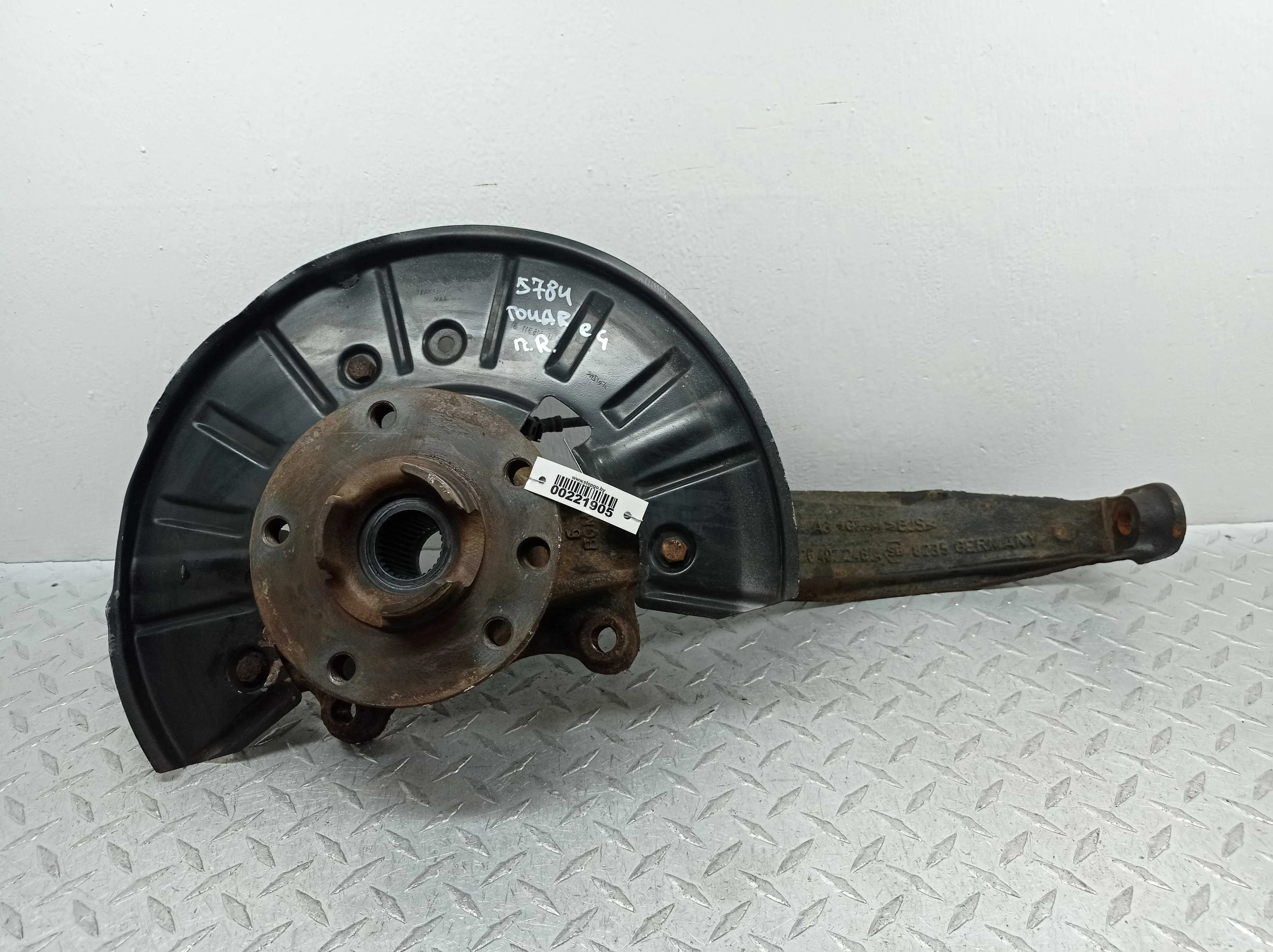 Кулак поворотный правый Volkswagen Touareg II (7P) 2010 - 2014 бензин 3.6 Автомат