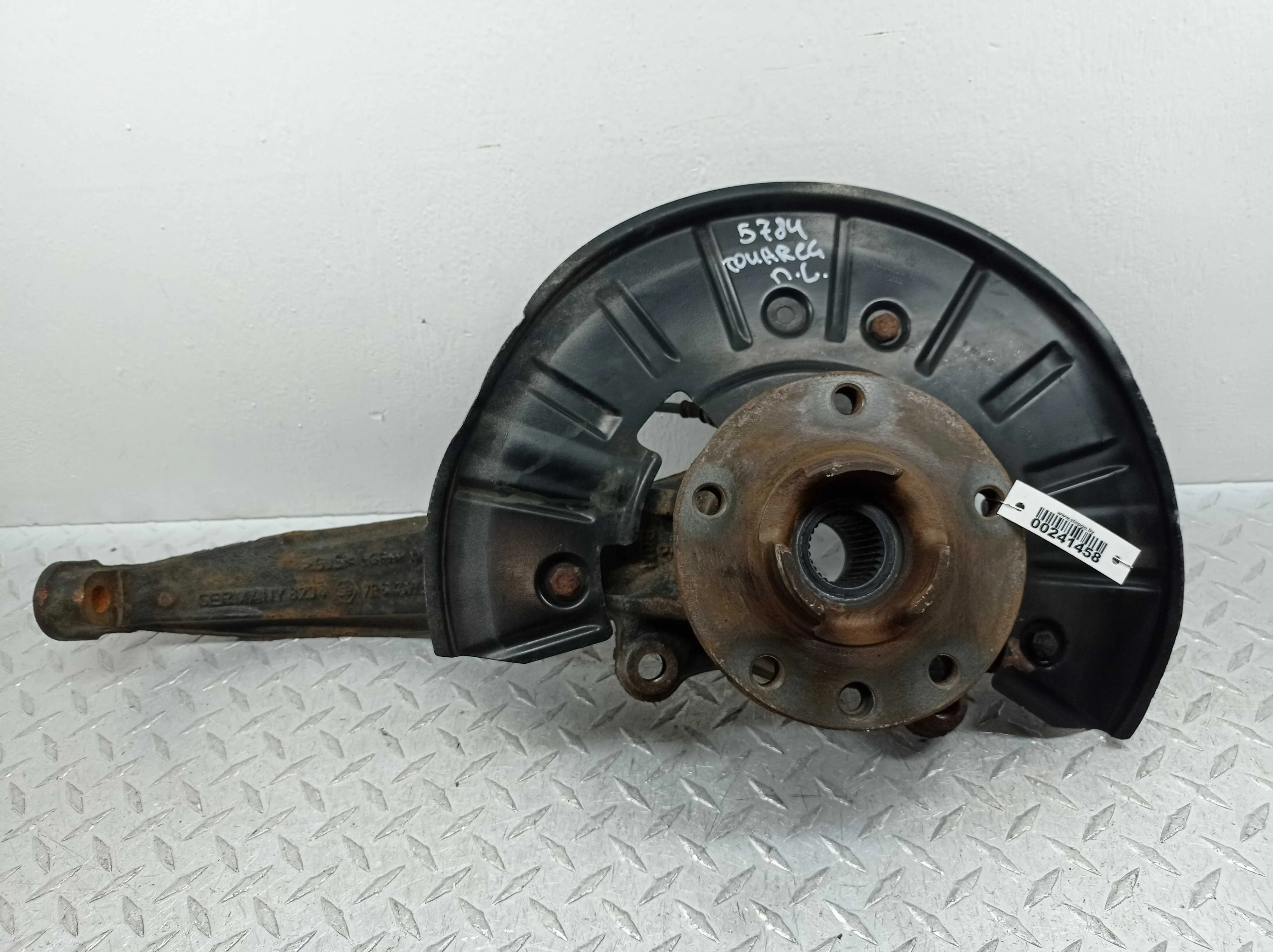 Кулак поворотный левый Volkswagen Touareg II (7P) 2010 - 2014 бензин 3.6 Автомат