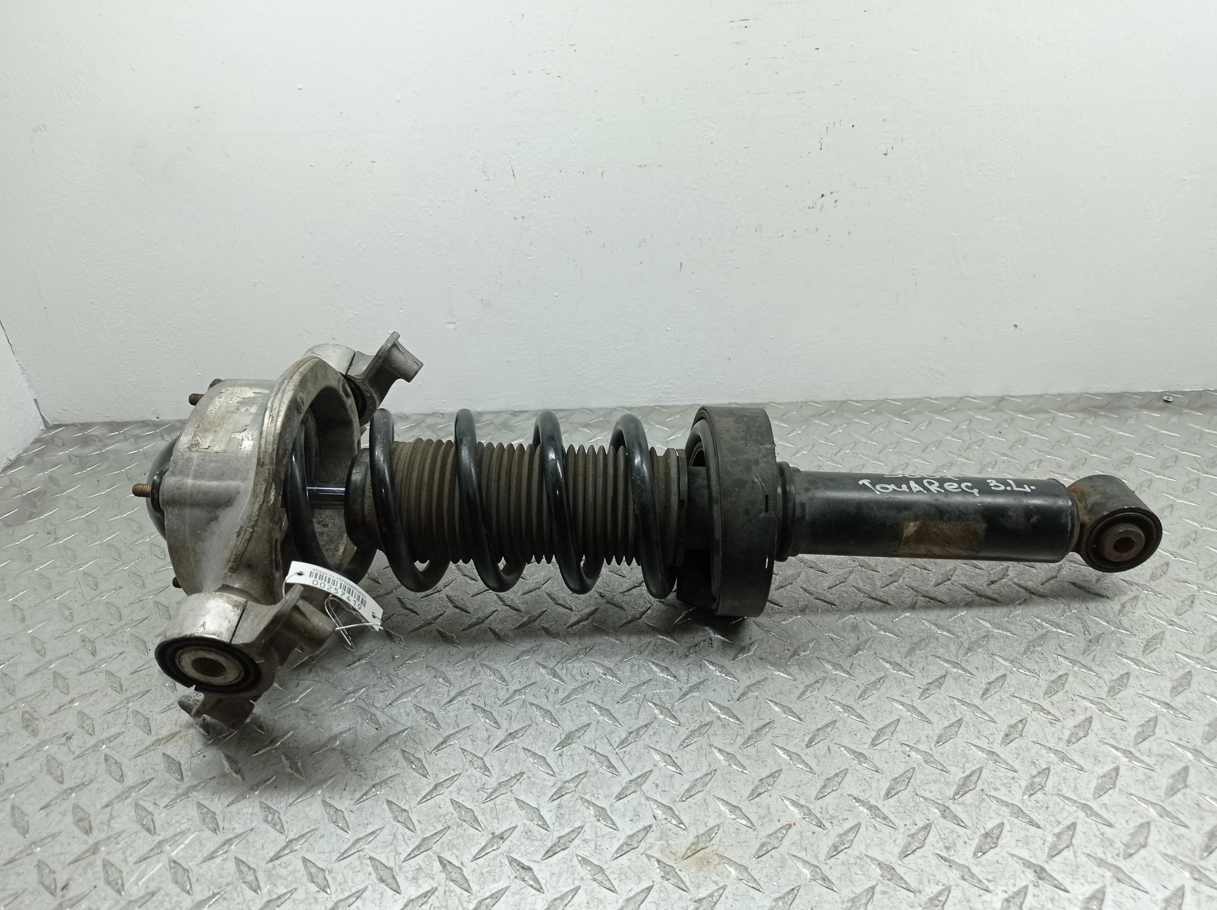 Амортизатор задний левый Volkswagen Touareg II (7P) 2010 - 2014 бензин 3.6 Автомат