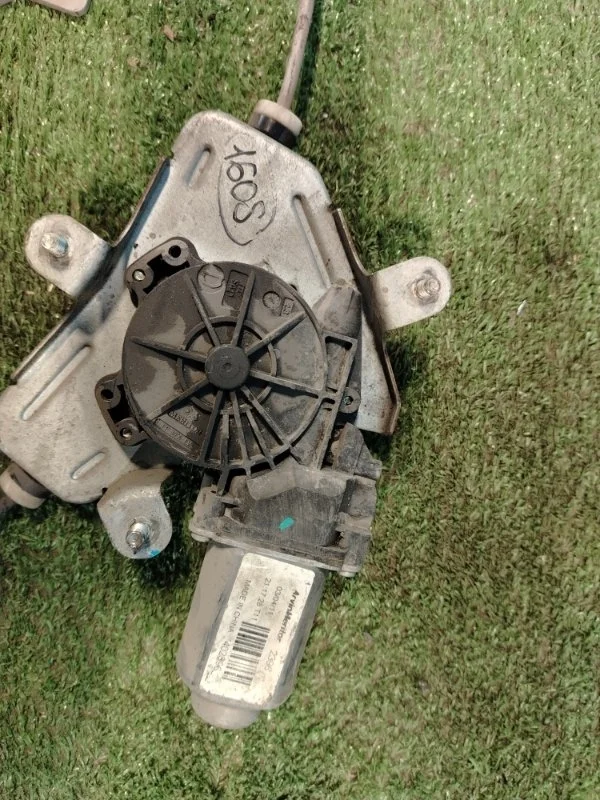 Моторчик стеклоподъемника передний правый Hyundai