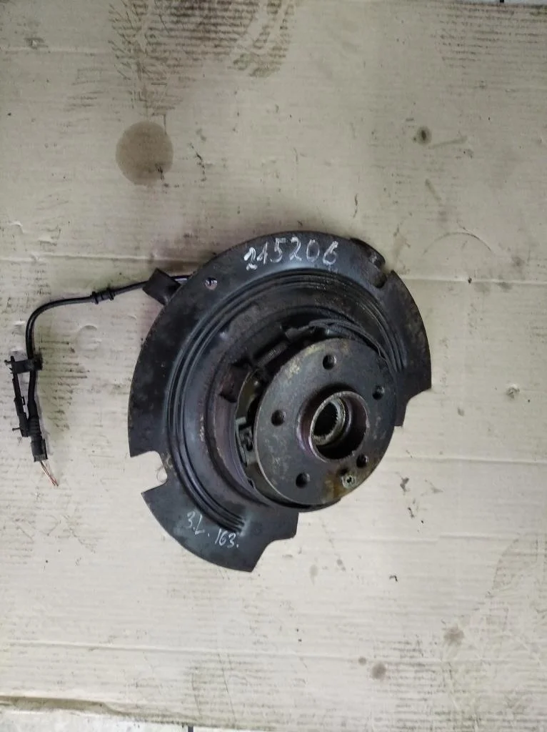 Кулак подвески задний левый Mercedes-Benz