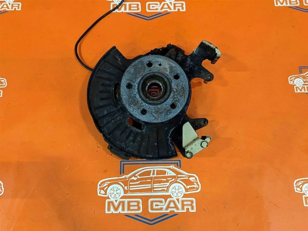 Кулак поворотный передний правый Mercedes-Benz