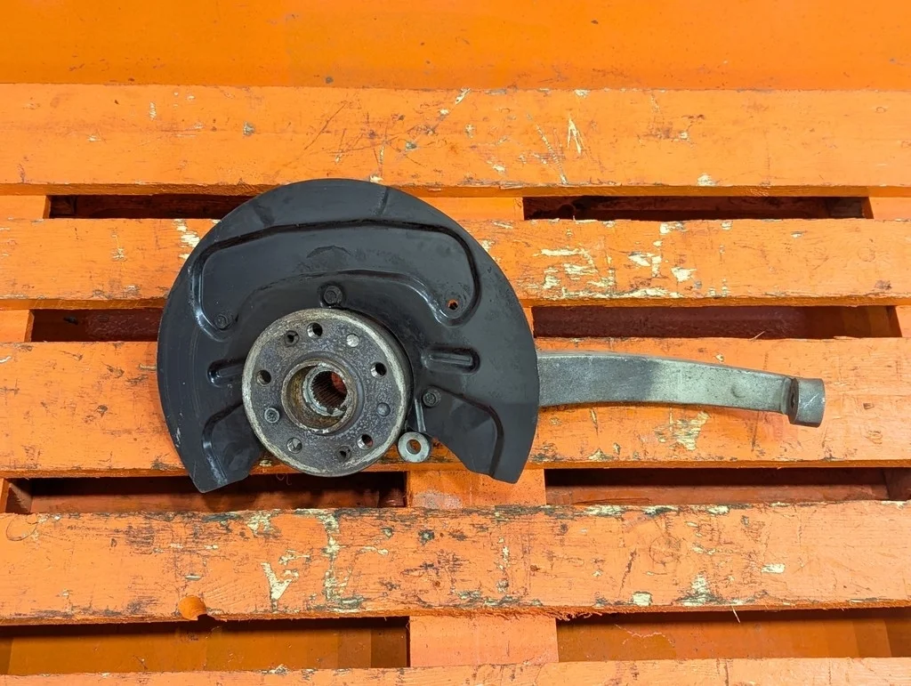 Кулак поворотный передний левый Mercedes-Benz