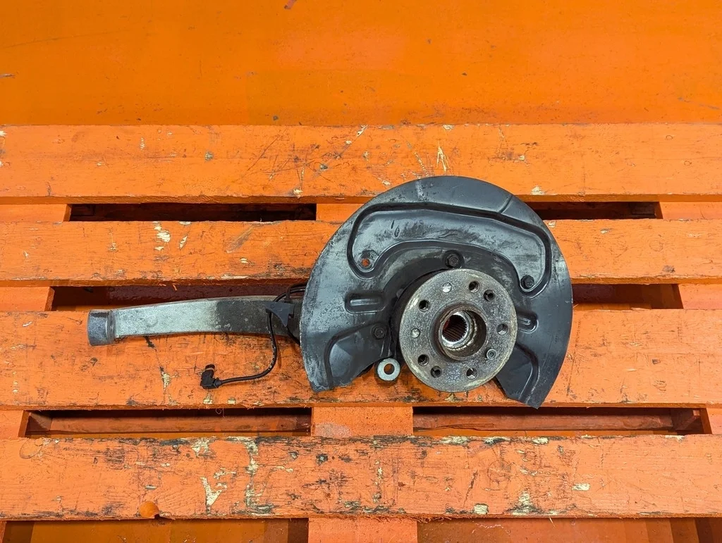 Кулак поворотный передний правый Mercedes-Benz