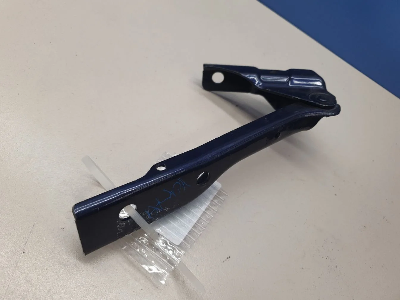 Петля капота правая для Volkswagen Polo 2009-2015