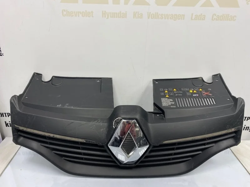 Решетка радиатора Renault Logan 2014