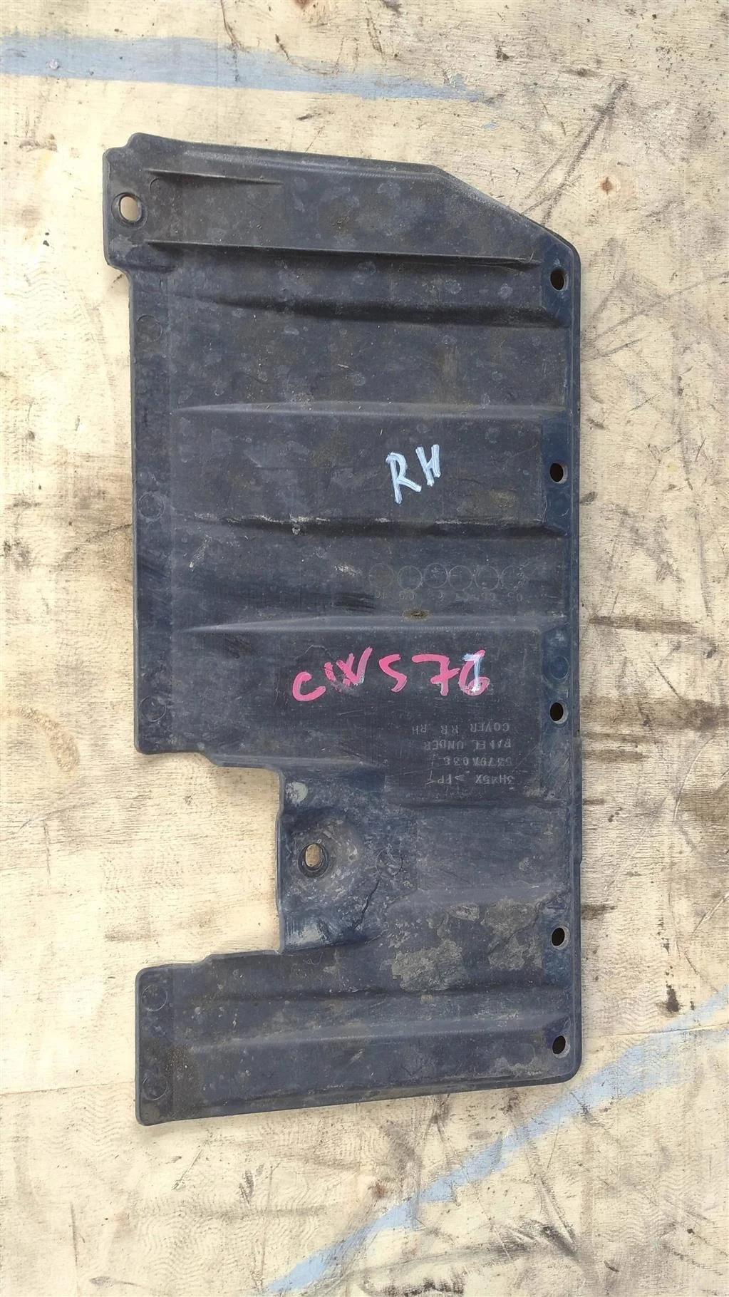 Б.у. защита топливного бака MITSUBISHI OUTLANDER XL CW5W MITSUBISHI OUTLANDER XL CW5W