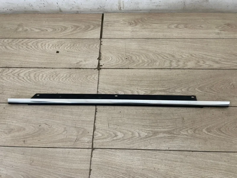 Накладка стекла двери Audi Q7 2007-2015 4L