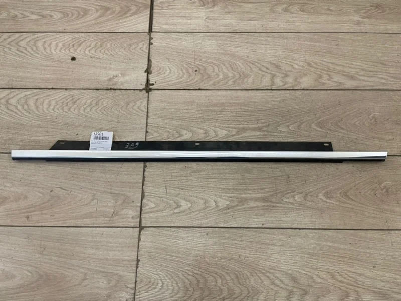 Накладка стекла двери Audi Q7 2007-2015 4L