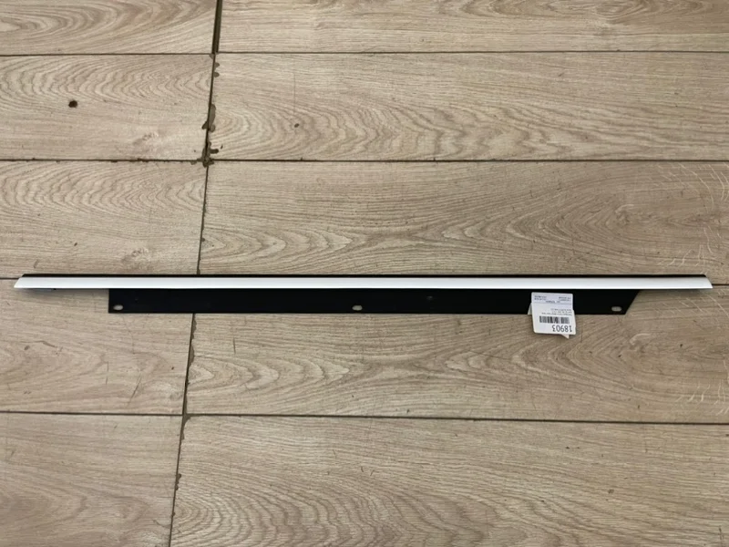 Накладка стекла двери Audi Q7 2007-2015 4L