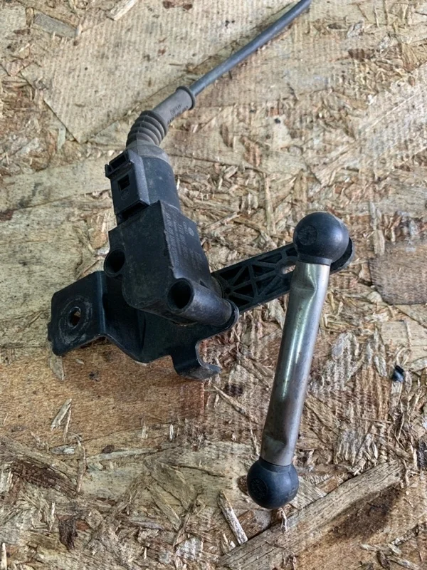 Датчик положения кузова Volkswagen Touran 2010-2015